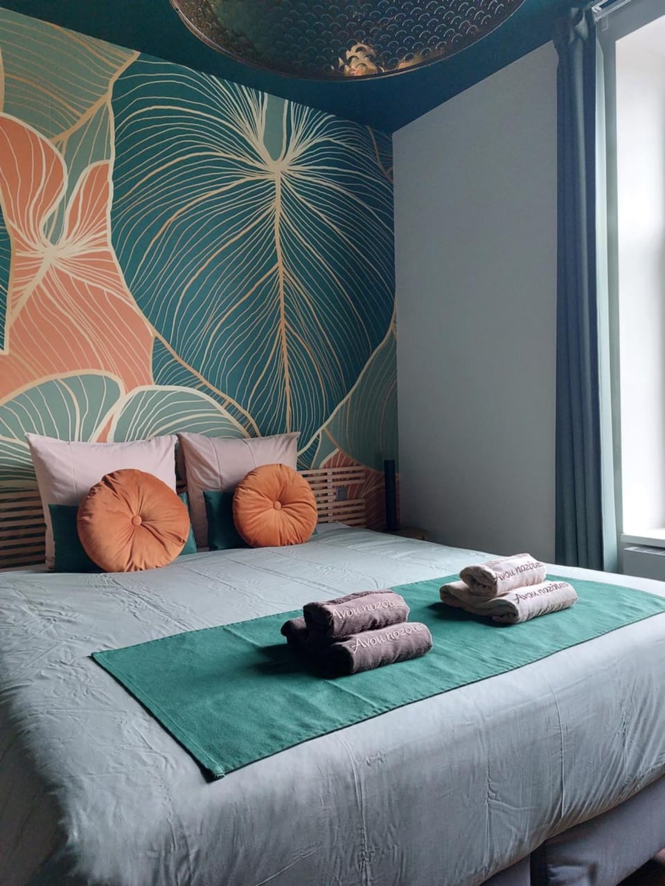 Bed, Bedroom, towels