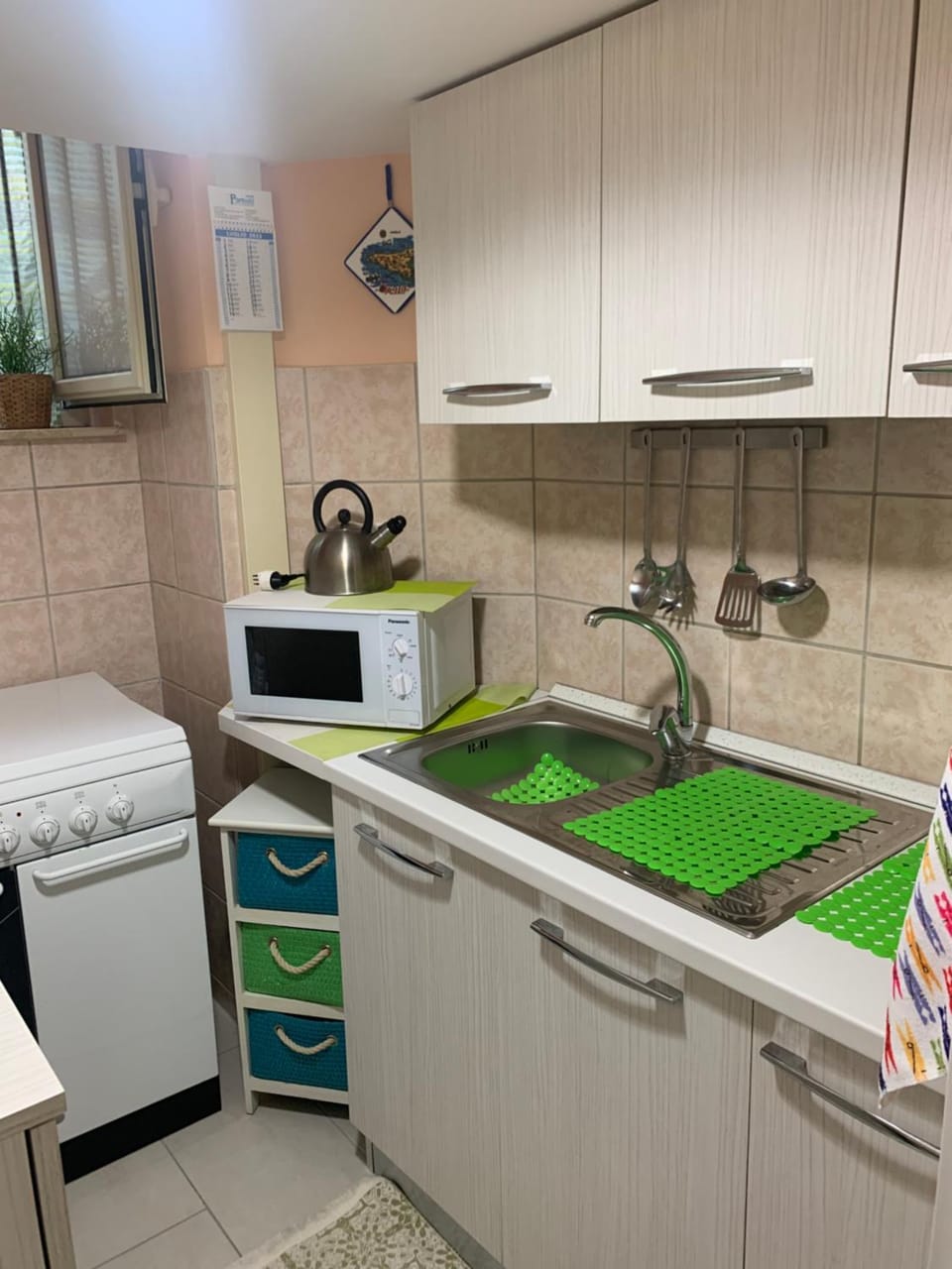 Kitchen or kitchenette, minibar, stove