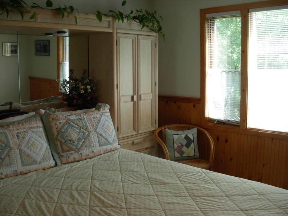 Alaska Chalet Bed & Breakfast Bed and Breakfast in Eagle River