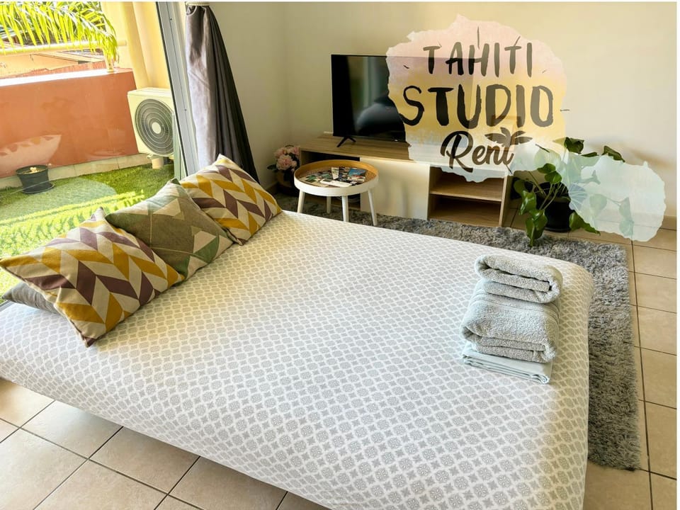 Bed, TV and multimedia, Living room