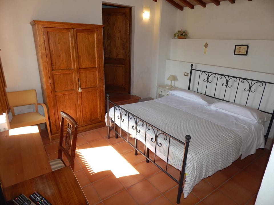 Fullino Nero Rta - Residenza Turistico Alberghiera Country House in Tuscany