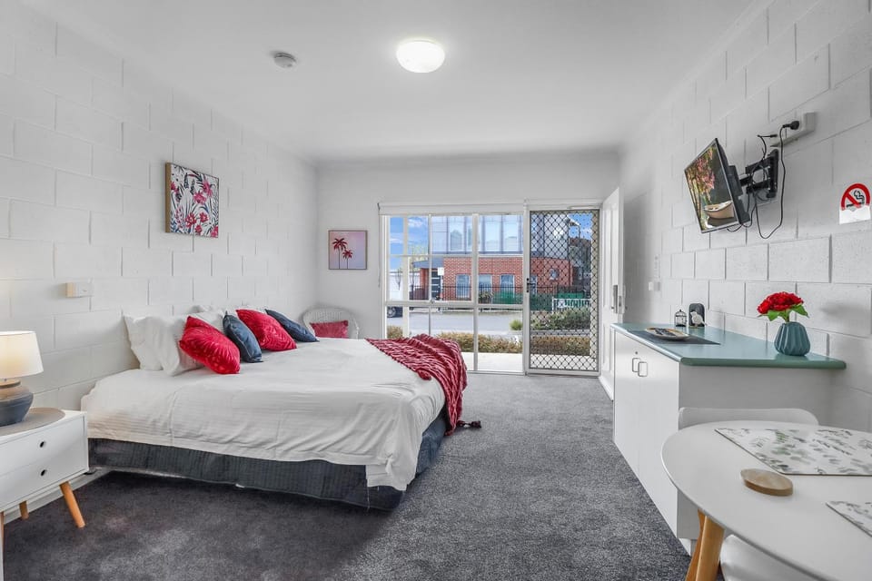 Bed, TV and multimedia, Photo of the whole room