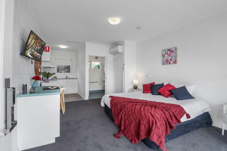 Bed, TV and multimedia, Kitchen or kitchenette, Photo of the whole room