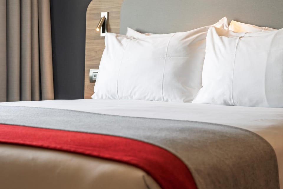 Bed, People, Coffee/tea facilities, Photo of the whole room, Bedroom, Breakfast, Parking