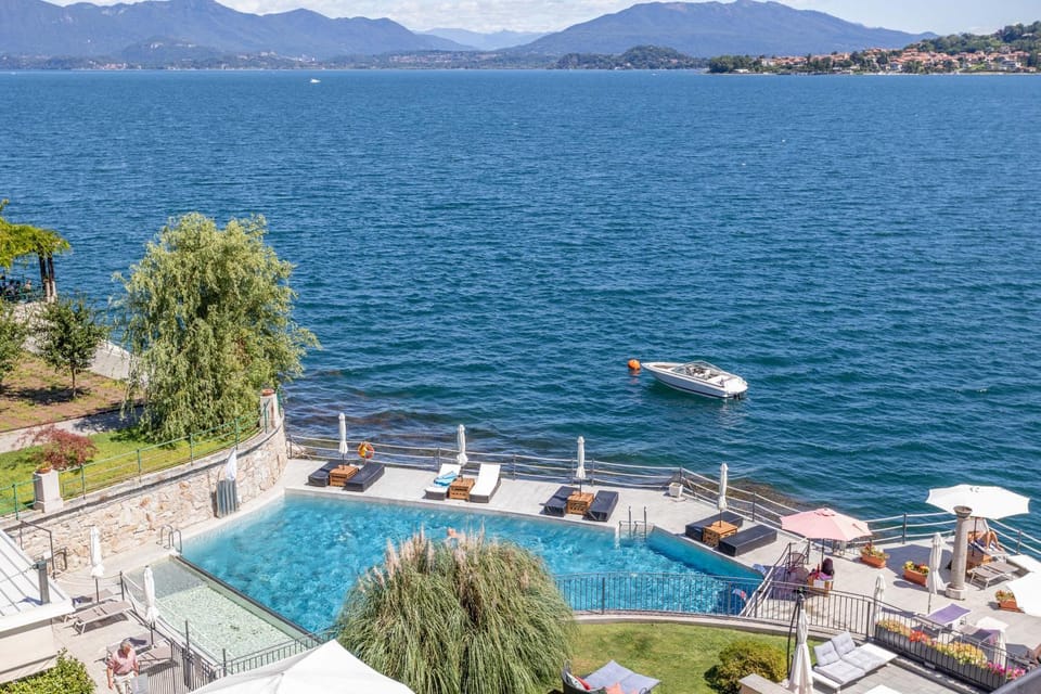Natural landscape, Lake view, Pool view, Swimming pool, sunbed