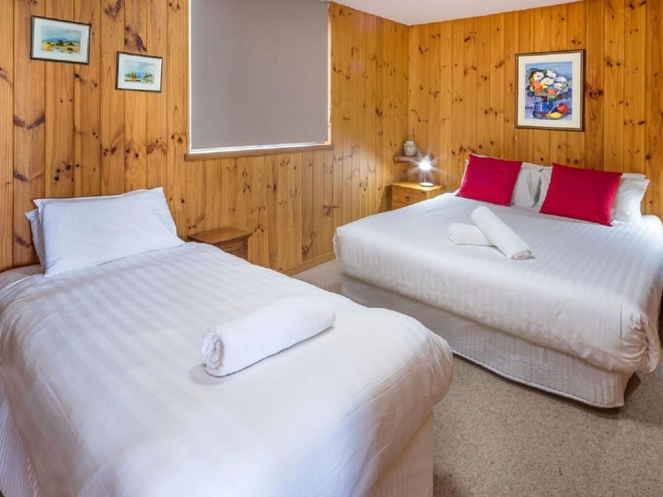 Seeblick 2 - 1BR Lakefront Apartment l Central Location l Off-Street Parking Apartment in East Jindabyne