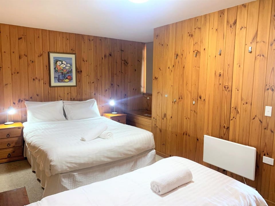 Seeblick 2 - 1BR Lakefront Apartment l Central Location l Off-Street Parking Apartment in East Jindabyne