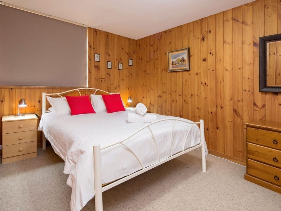 Seeblick 3 - 1BR Lakefront Apartment l Central Location l Off Street Parking Apartment in East Jindabyne