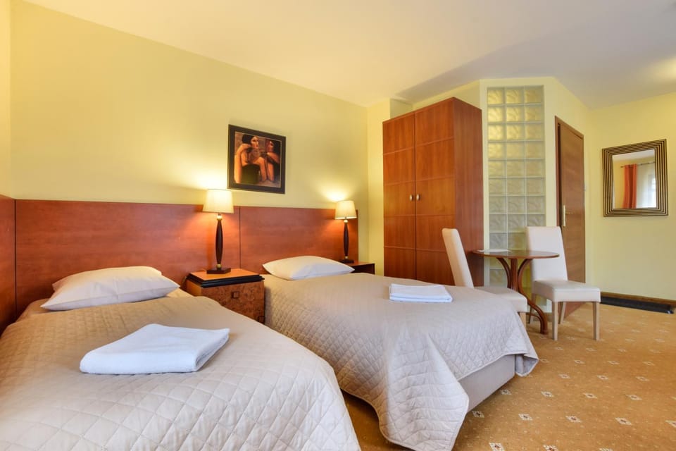 Bed, Photo of the whole room, Seating area, Bedroom, towels