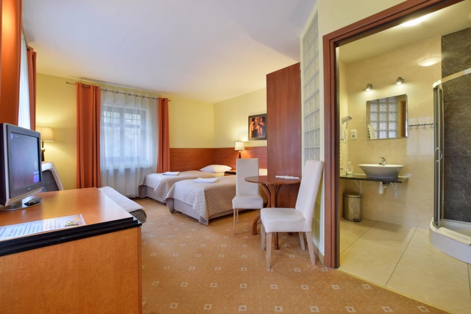 Bed, TV and multimedia, Photo of the whole room, Bedroom, towels