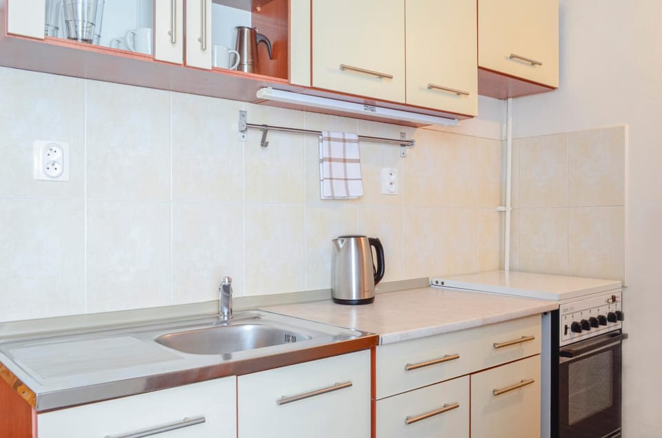 Photo of the whole room, kitchen