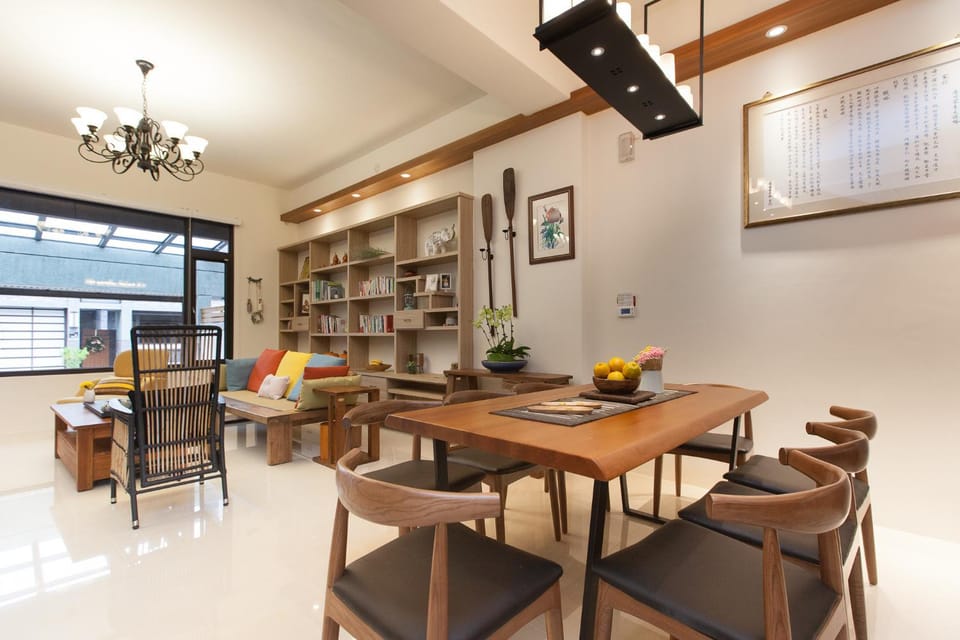 Living room, Food and drinks, Seating area, Dining area, Food