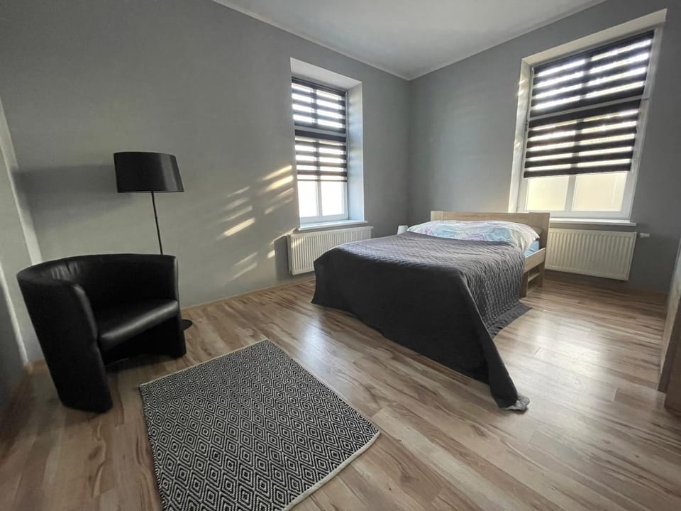 Bed, TV and multimedia, Living room, Seating area, Bedroom