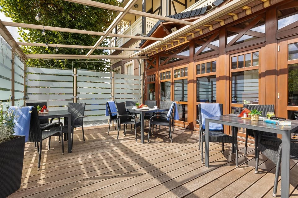 Restaurant/places to eat, Balcony/Terrace