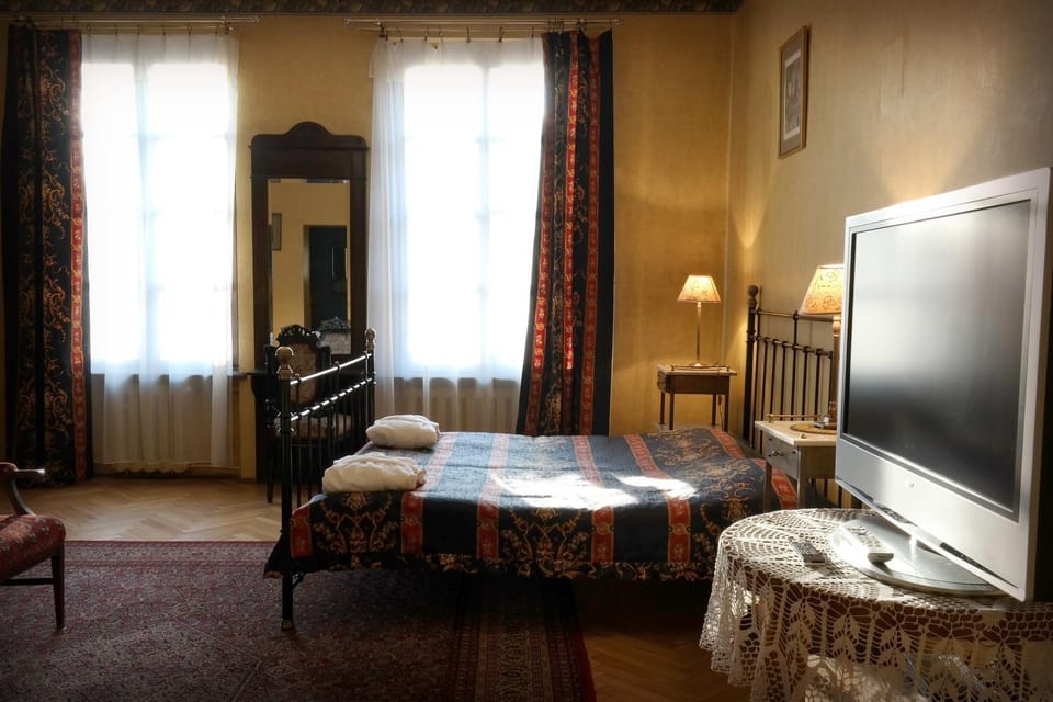 Facade/entrance, Bed, TV and multimedia