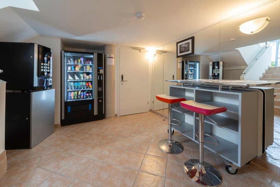 Lounge or bar, Food and drinks, Alcoholic drinks, Non alcoholic drinks