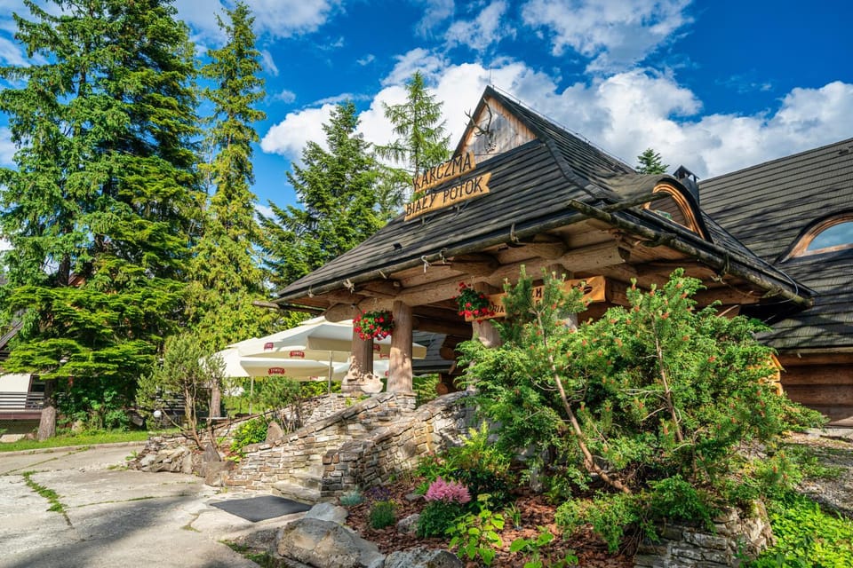 Property building, Restaurant/places to eat, Spring, Day, Garden, Garden view