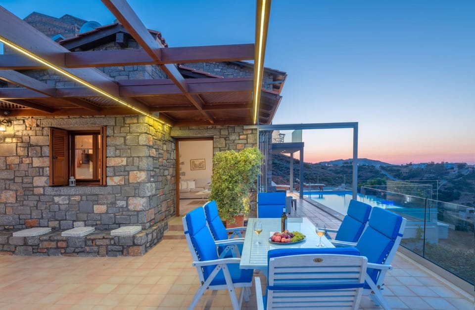 Patio, BBQ facilities, Balcony/Terrace, Kitchen or kitchenette, Seating area, Dining area, Beach, River view, Sea view, Swimming pool, Swimming pool, Sunrise, Sunset, Family