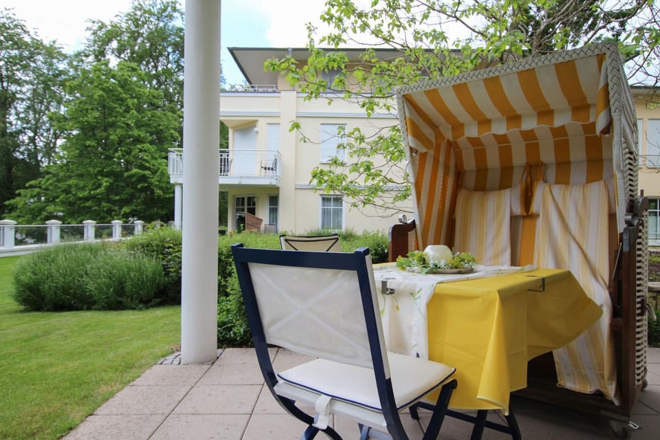 Property building, Garden, Balcony/Terrace, Garden view
