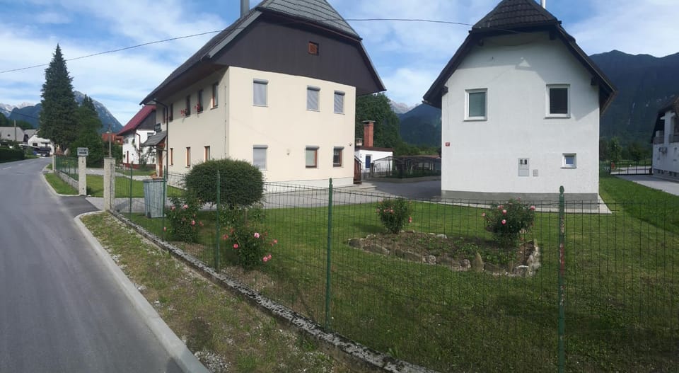Facade/entrance, Off site, Day, Neighbourhood, Mountain view, Seasons, Family
