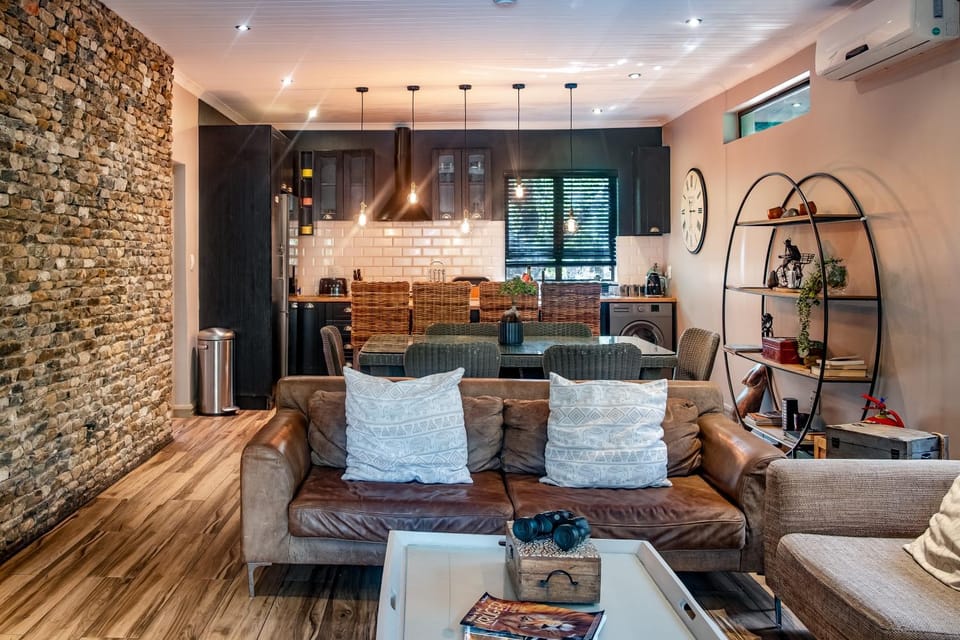 Communal lounge/ TV room, Library, Living room, Lounge or bar, kitchen, air conditioner