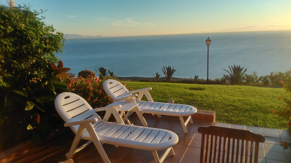 VISTAS INFINITAS SOBRE EL MAR-INFINITE VIEWS On THE SEA House in Alacantí