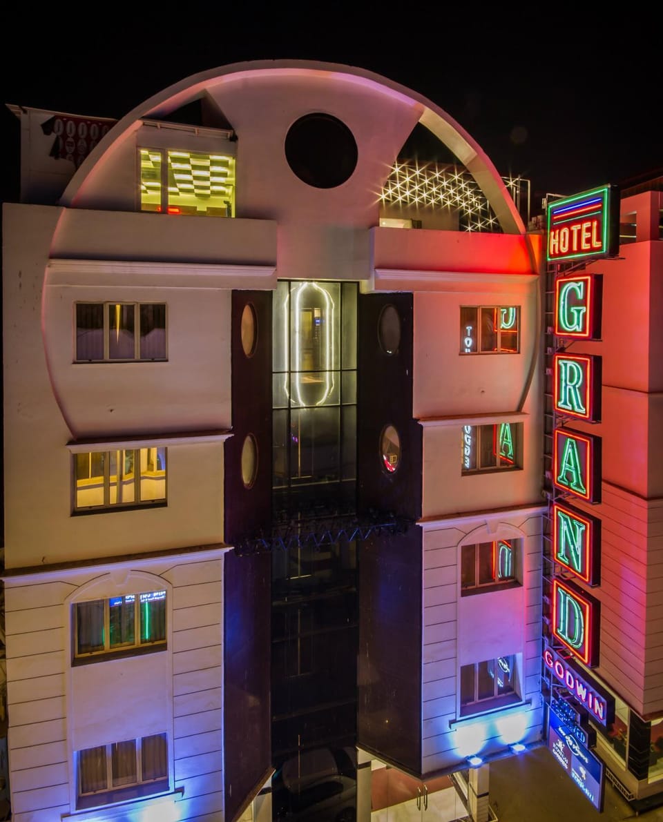 Facade/entrance, Bird's eye view