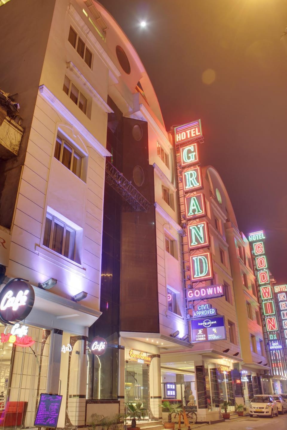Property building, Facade/entrance, Night, City view, Location, Parking