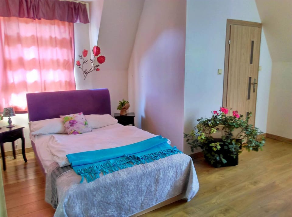 TV and multimedia, Photo of the whole room, Seating area, Bedroom