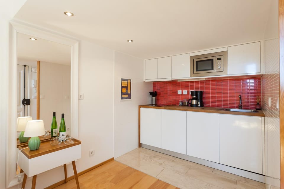 Coffee/tea facilities, Kitchen or kitchenette, stove