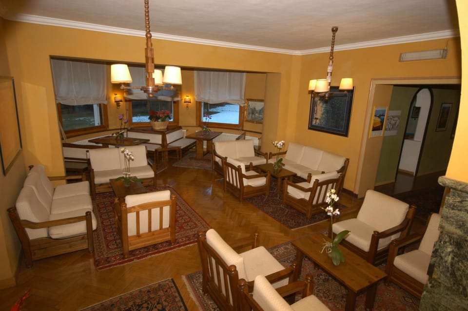 Communal lounge/ TV room