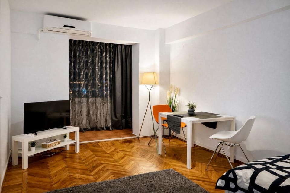 Bed, TV and multimedia, Living room, Photo of the whole room, Seating area, Dining area, Bedroom, air conditioner