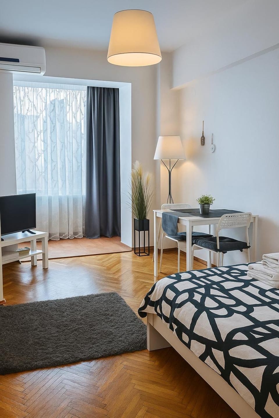 Bed, Living room, Photo of the whole room, Seating area, Dining area, Bedroom