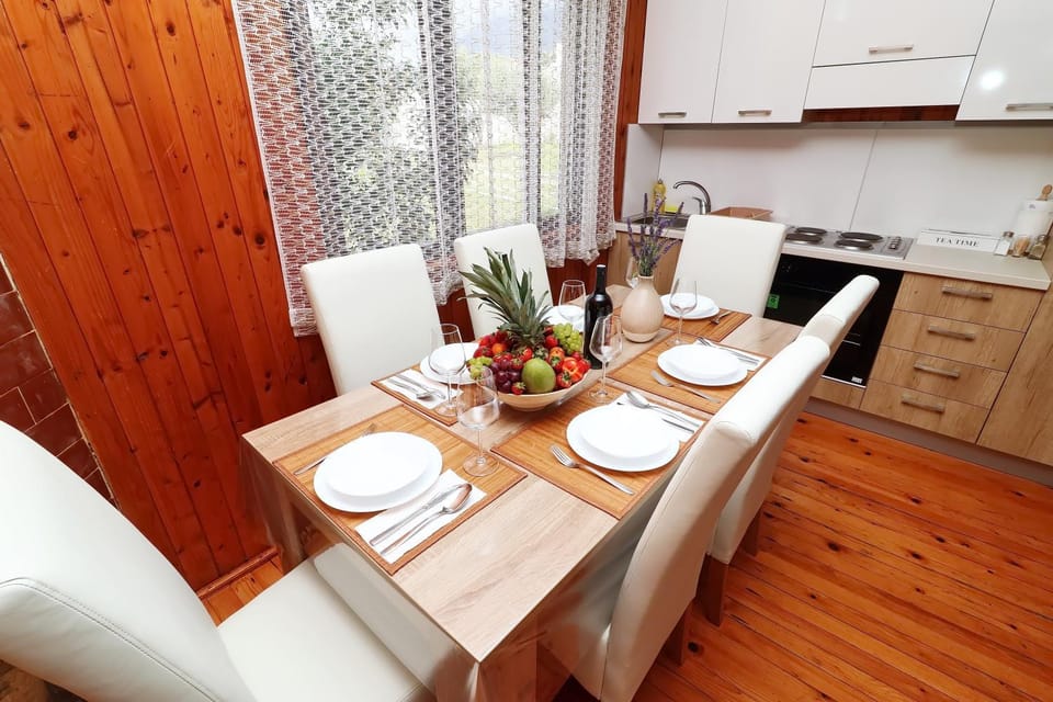 Kitchen or kitchenette, Living room, Dining area