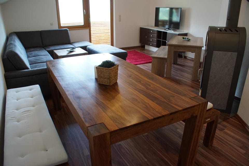 TV and multimedia, Living room, Seating area, Dining area