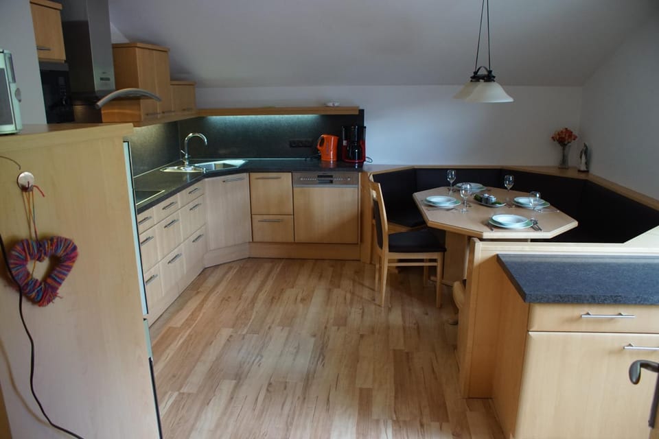Kitchen or kitchenette, Dining area, Communal kitchen