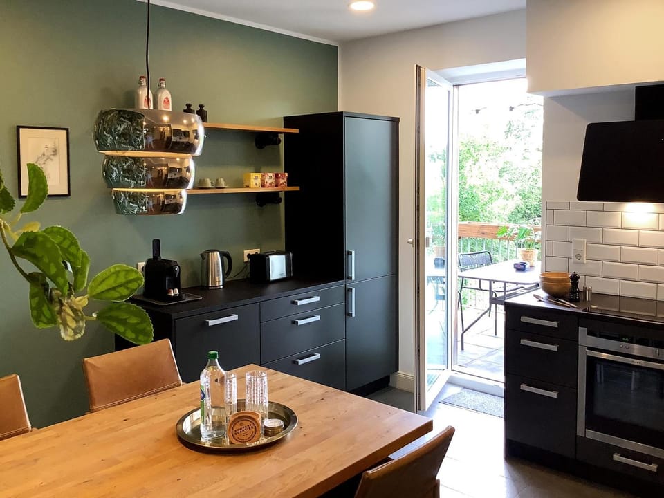 Coffee/tea facilities, View (from property/room), Balcony/Terrace, Kitchen or kitchenette, Seating area, Dining area, Garden view, Inner courtyard view, furniture, oven, stove, toaster, kitchen