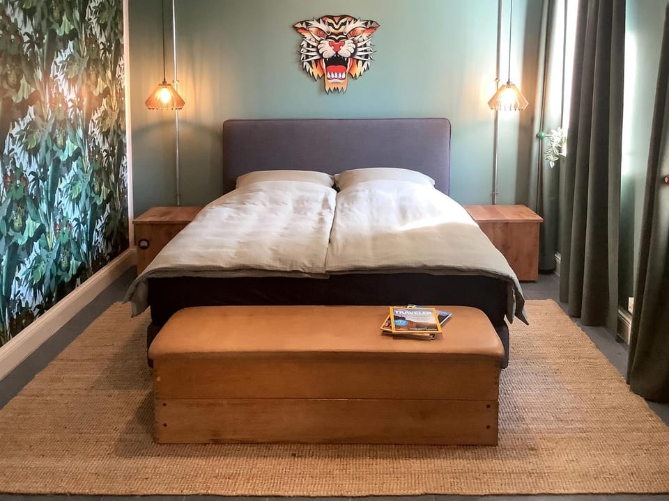 Bed, Photo of the whole room, Decorative detail, Bedroom, Quiet street view, furniture, soundproof