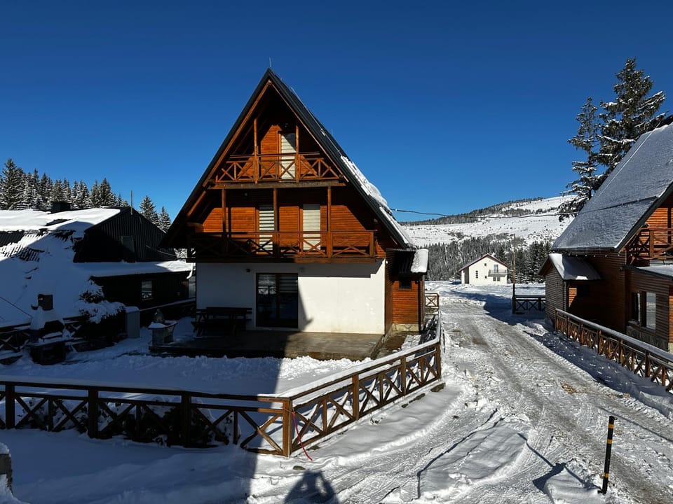 Property building, Day, Natural landscape, Winter, Mountain view