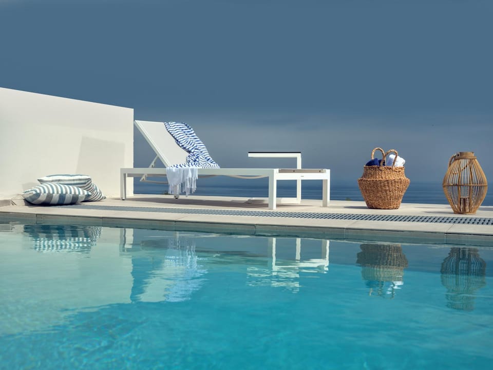 Day, Balcony/Terrace, Decorative detail, Pool view, Swimming pool, sunbed, towels