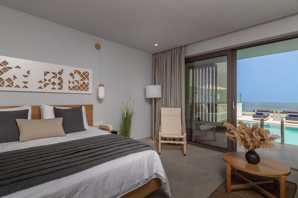 Bed, View (from property/room), Balcony/Terrace, Decorative detail, Seating area, Bedroom, Pool view, Sea view, Swimming pool, sunbed
