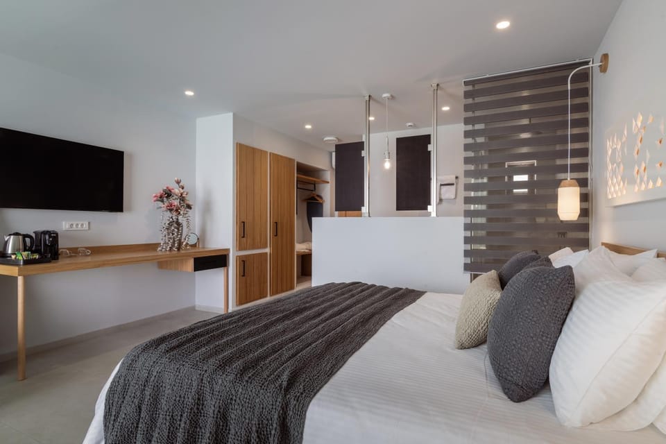 Bed, TV and multimedia, Decorative detail, Bedroom