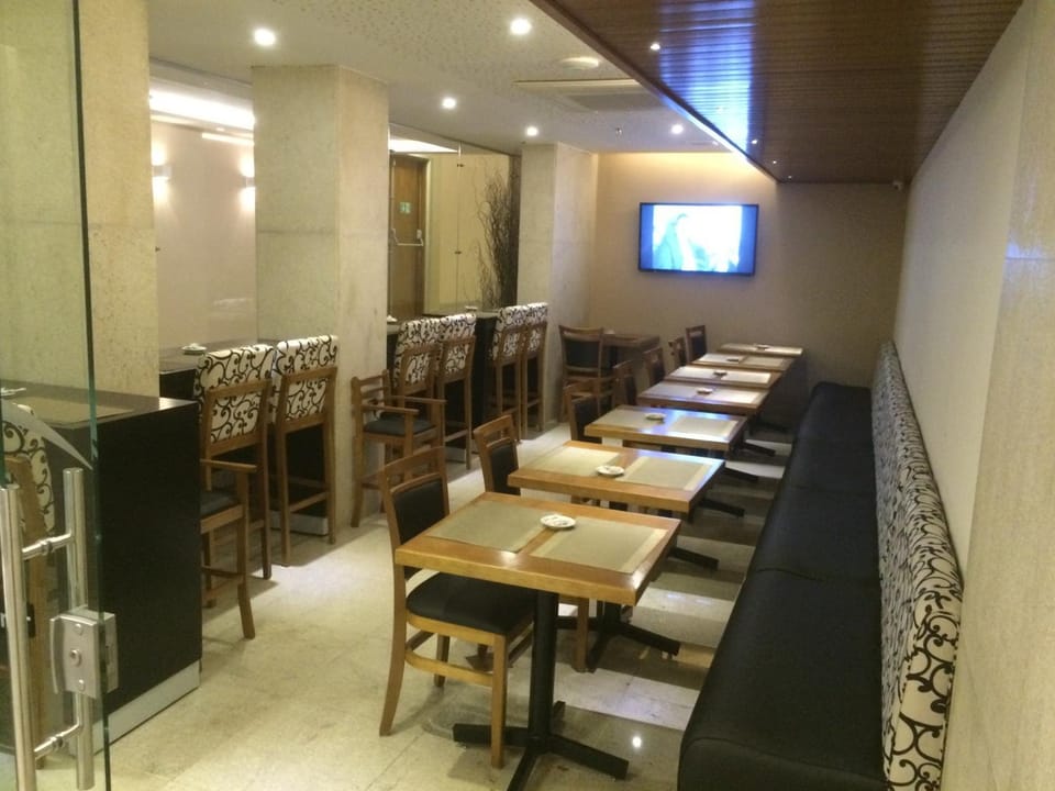 Restaurant/places to eat, Lounge or bar