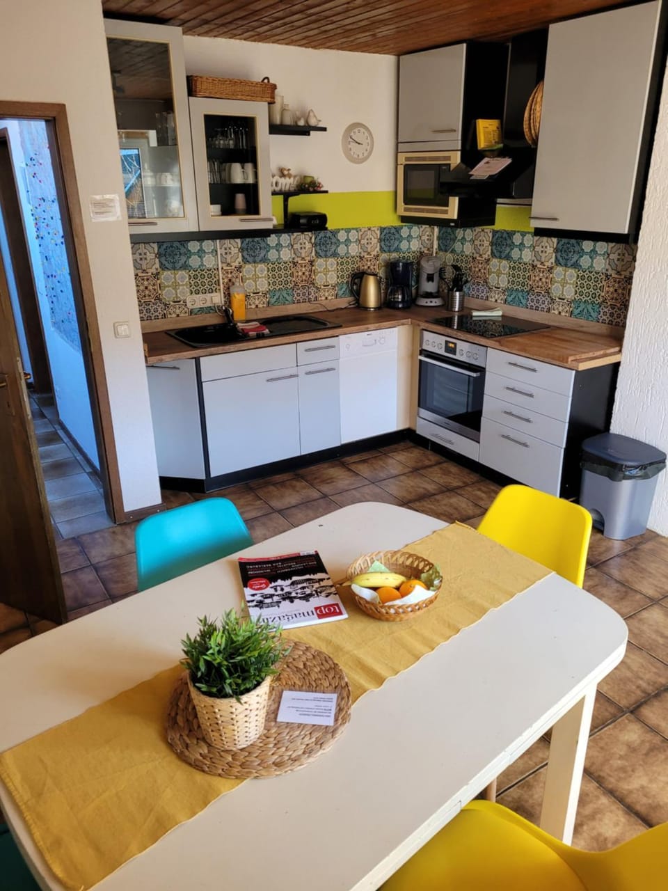 Kitchen or kitchenette, Seating area, Dining area