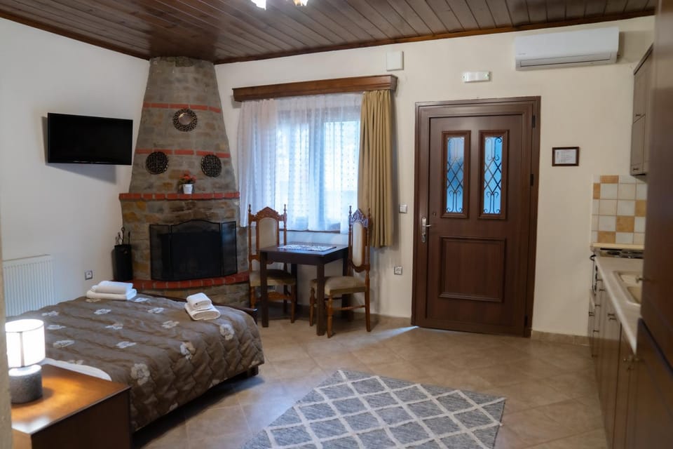 Bed, TV and multimedia, Living room, Photo of the whole room, Bedroom, air conditioner