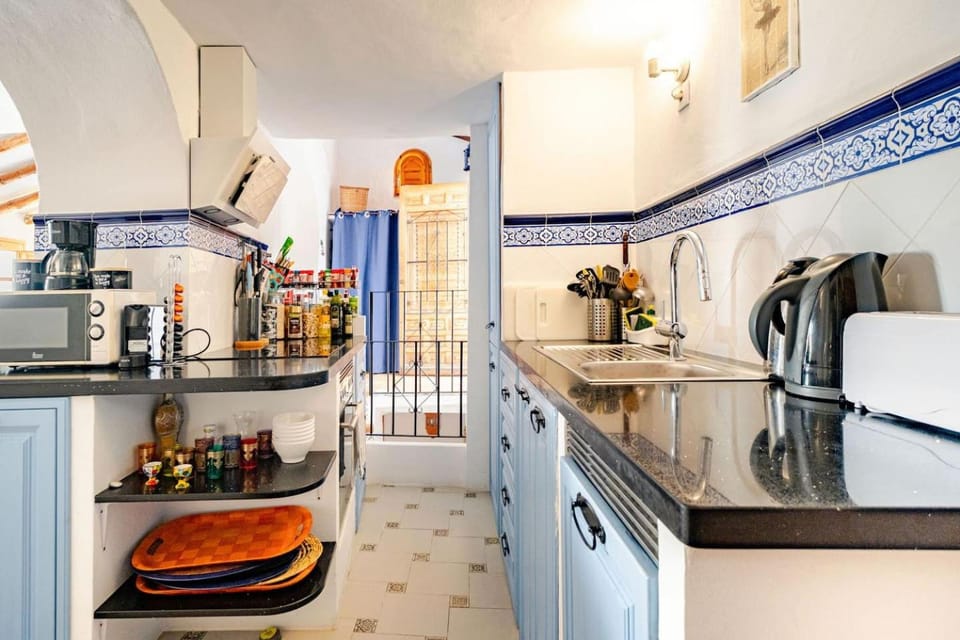 Kitchen or kitchenette, dishwasher, microwave