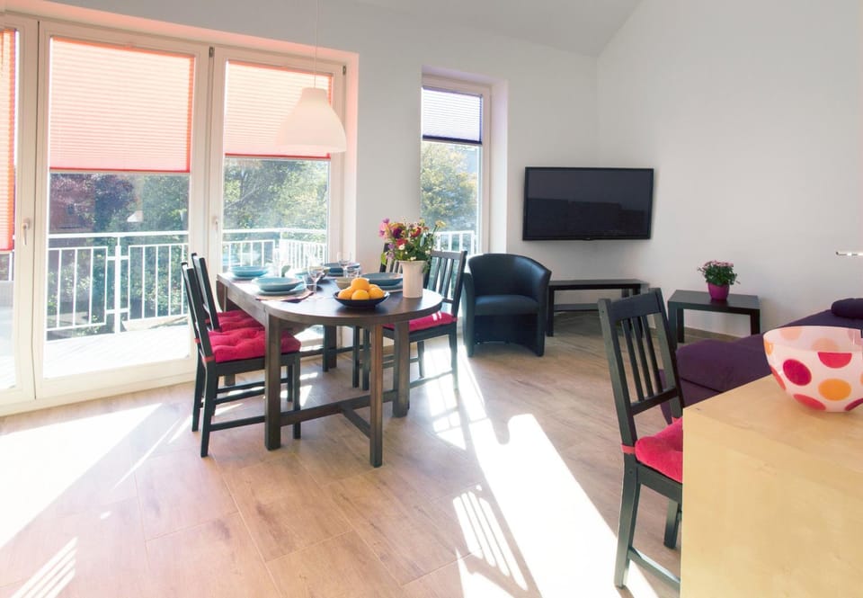 TV and multimedia, Living room, Photo of the whole room, Seating area, Dining area