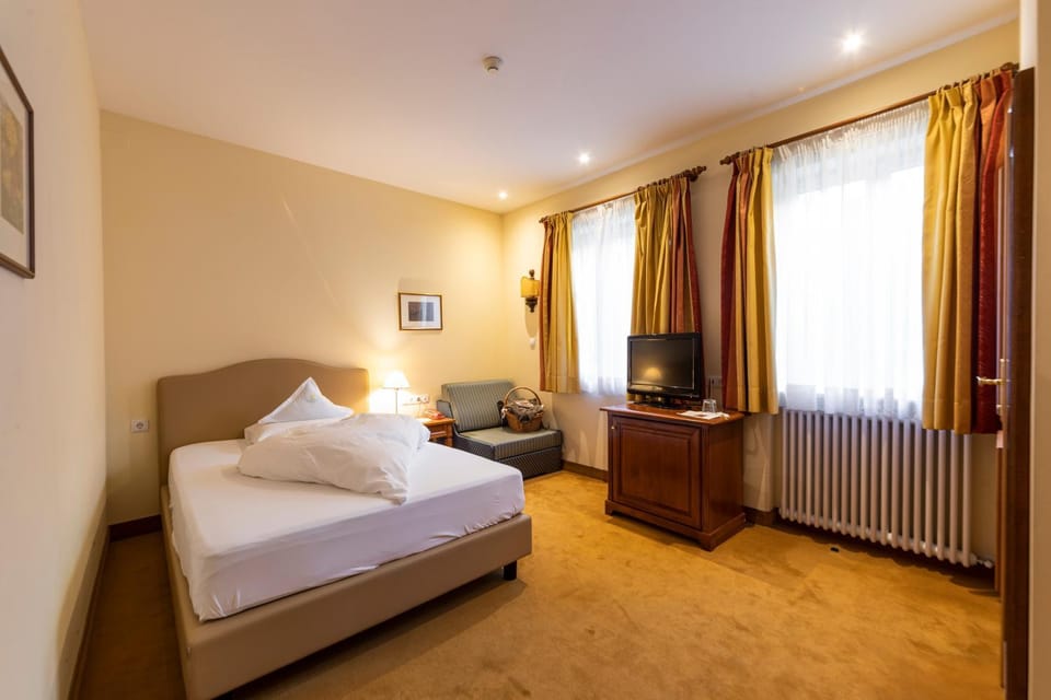 Bed, TV and multimedia, Bedroom