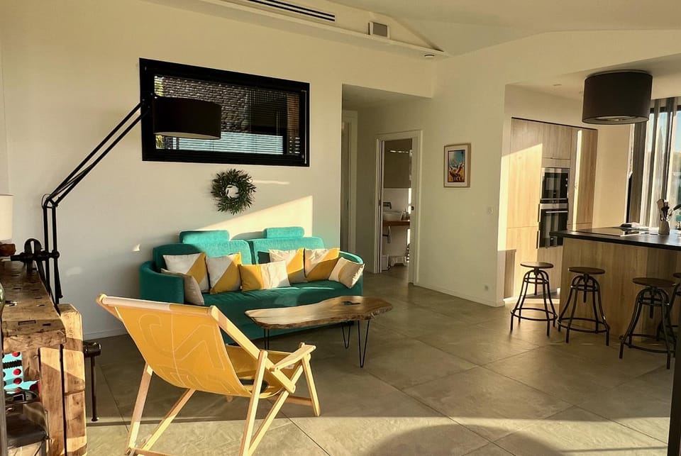 Living room, hair dresser, kitchen