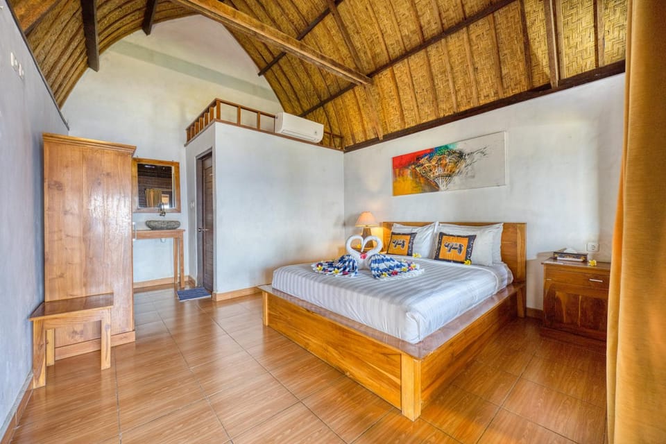 Bed, Photo of the whole room, Bedroom, towels, air conditioner